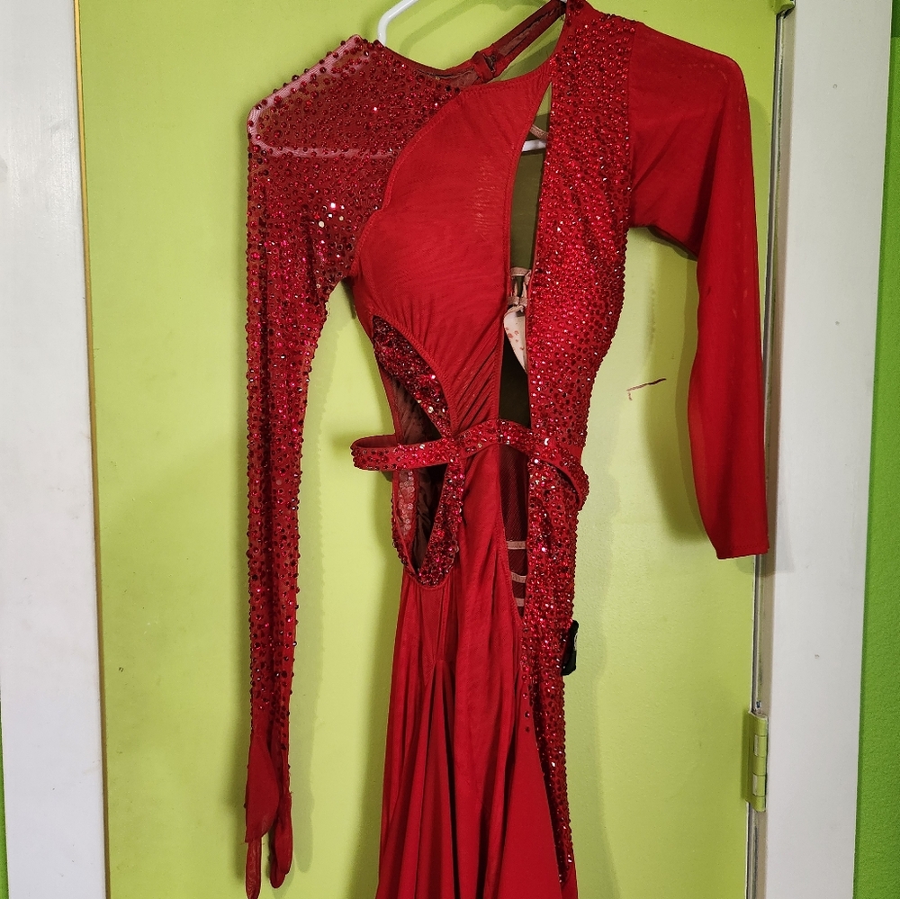 Beautiful American Smooth gown. Fits 6-8 5'2" to 5'6". Bust 32-34. Side split ..